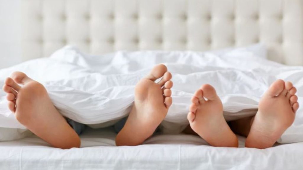 Descubra o que acontece com seu corpo quando você dorme sem roupa