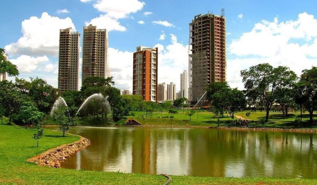 Parque Flamboyant no jardim Goiás