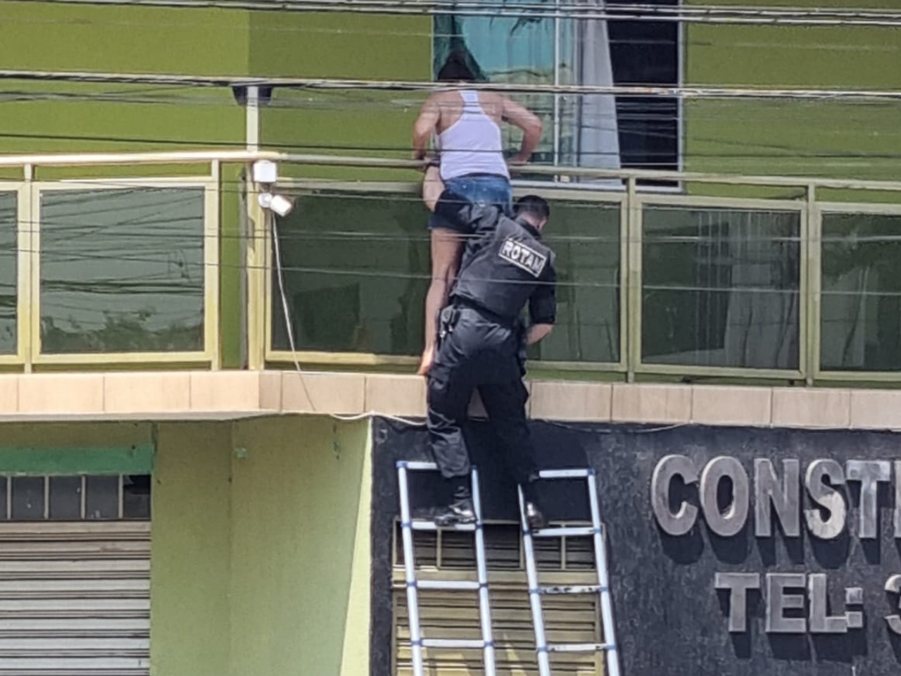 Dupla de criminosos invade sobrado e idoso é feito refém, em Goiânia