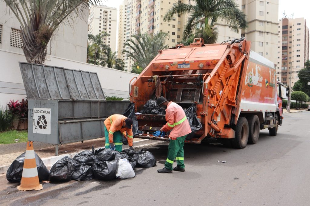 Imagem mostra profissionais recolhendo lixo em Goiânia. (Foto: Luciano Magalhães / Prefeitura de Goiânia)