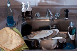 Truque simples das diaristas para tornar a limpeza das louças mais prática