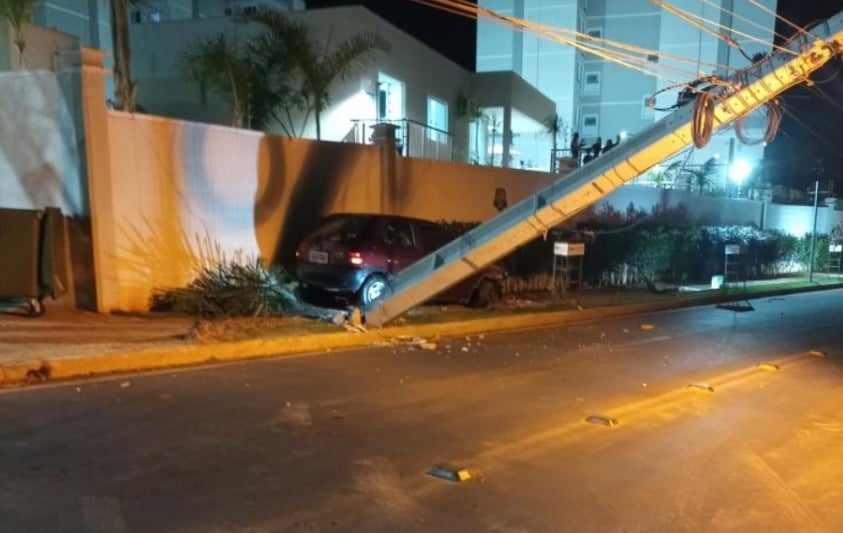 Motorista acerta muro de condomínio em Anápolis, derruba poste e abandona o carro