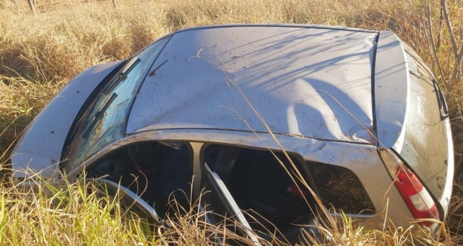 Motorista perde controle do carro, foge e deixa passageira ferida para trás em Uruaçu