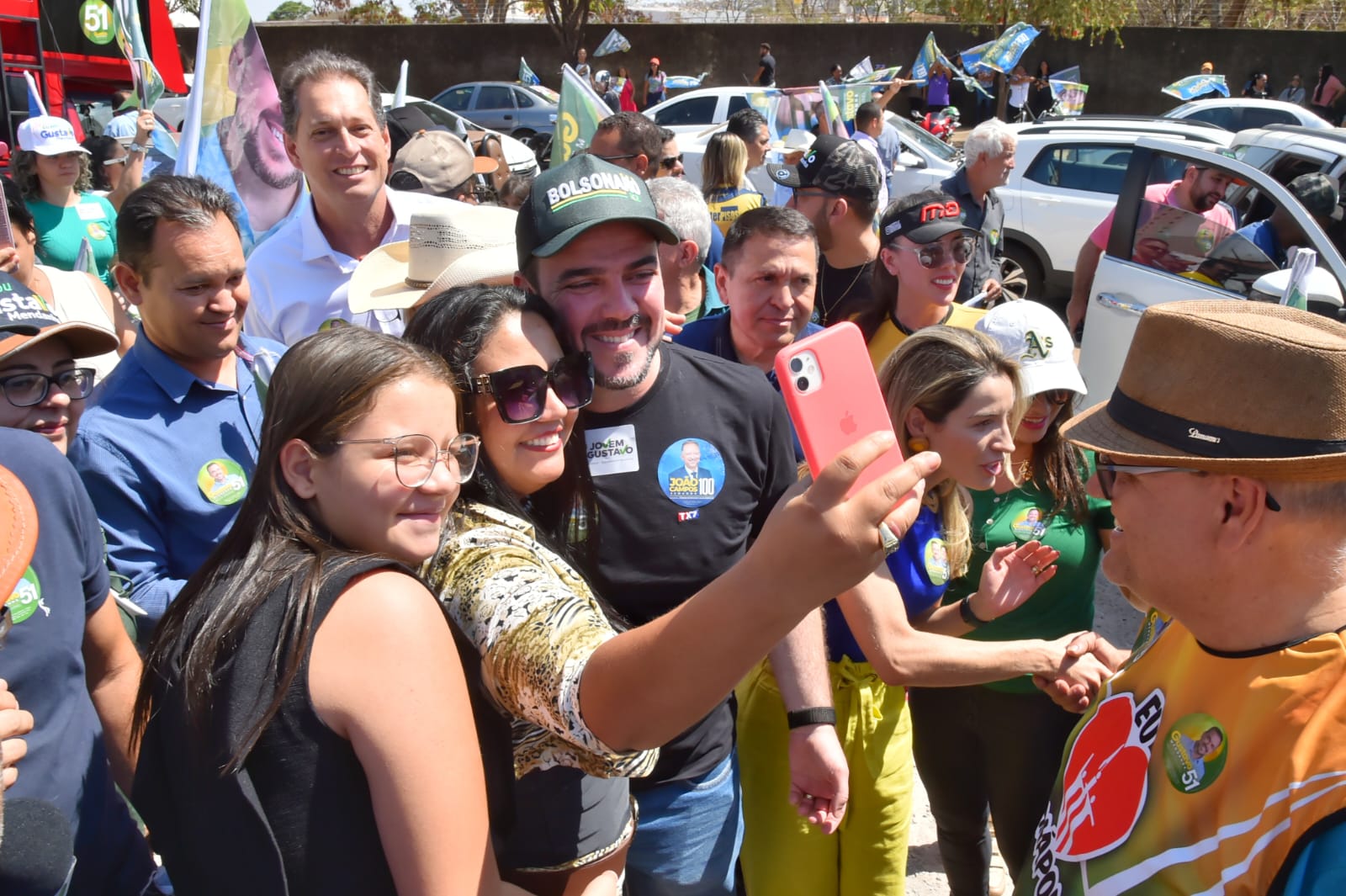 Em Anápolis, Gustavo Mendanha usa boné de Bolsonaro na inauguração de comitê