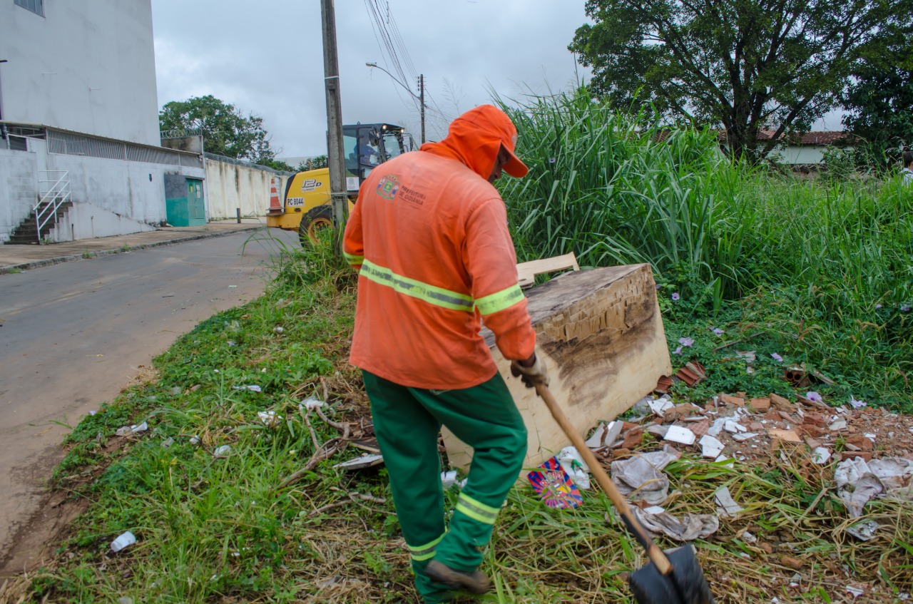 De caixão a fogões, população de Goiânia não dá trégua nos descartes de lixo pelas ruas