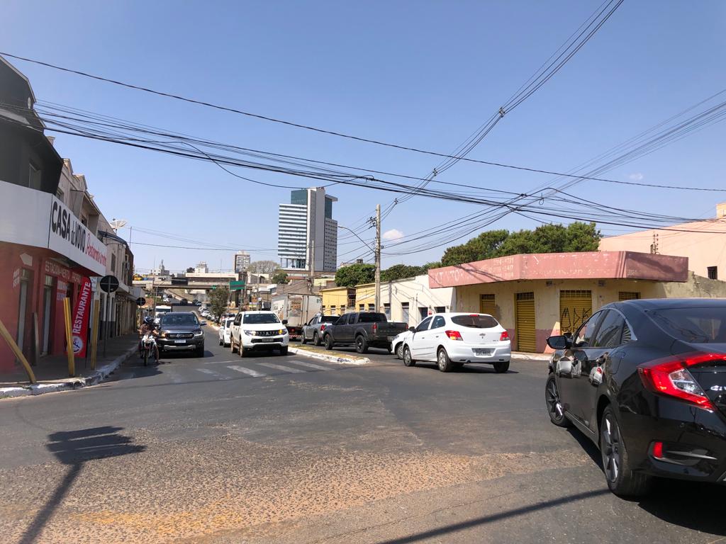 Trânsito na Avenida Amazilio Lino, em Anápolis (Foto: Aglys Nadielle)