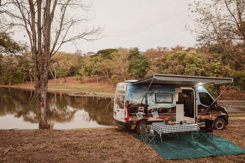 Motorhome estacionado à beira de lago. (Foto: Divulgação / Let's Go) 