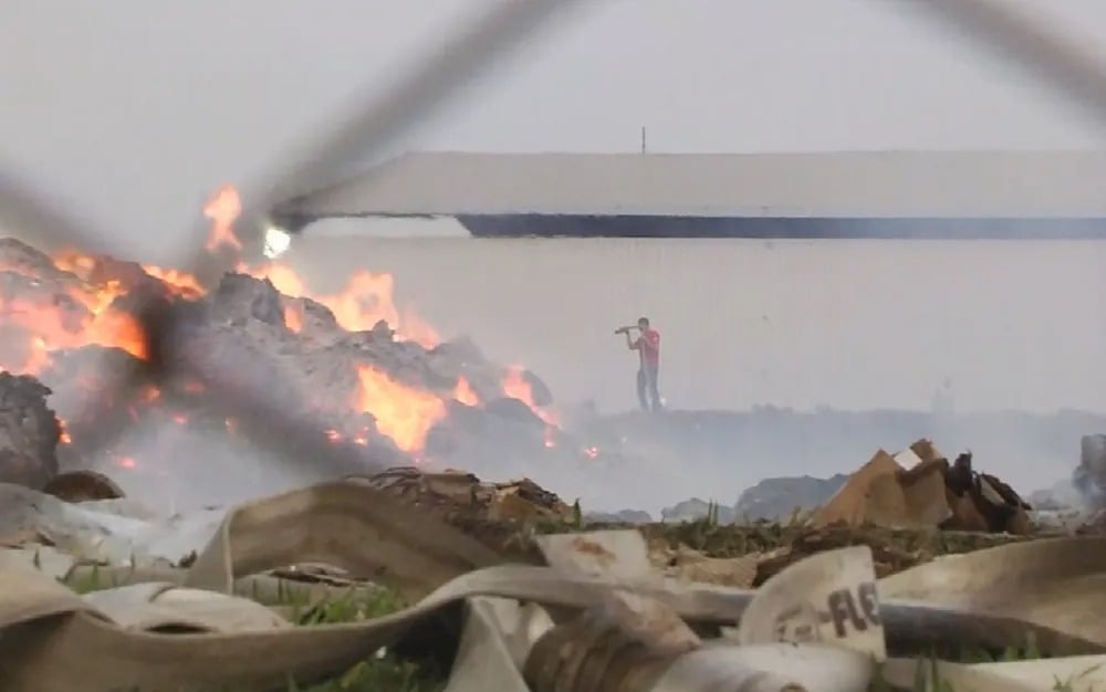 Incêndio destruidor em fábrica de Senador Canedo pode durar até dois dias