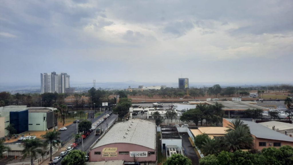 Imagem mostra céu nublado em Goiânia.