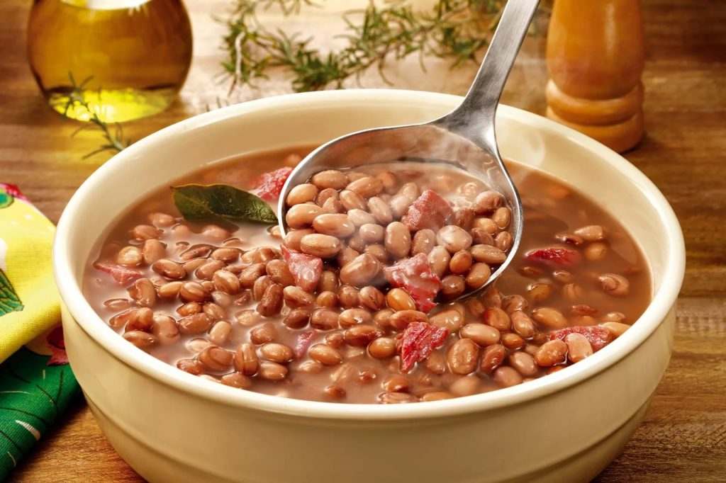 6 coisas que ficam uma delícia quando colocadas dentro do feijão