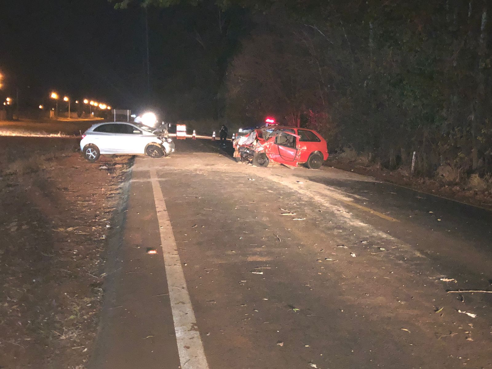 Carros colidiram frontalmente em grave acidente na GO-462. (Foto: Dict)