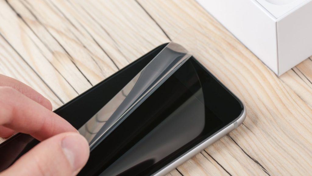 Esta é a frequência ideal para trocar a película do celular