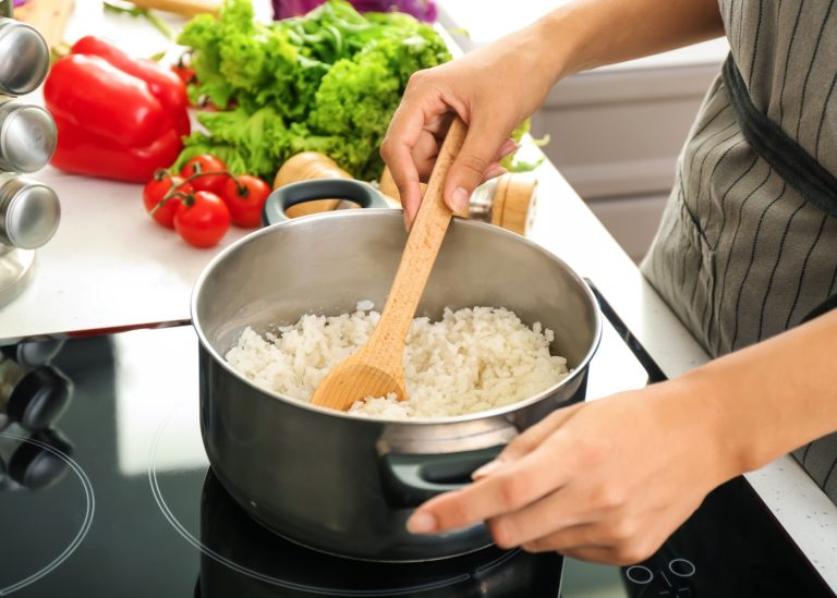 6 erros que a maioria das pessoas cometem na hora de fazer arroz