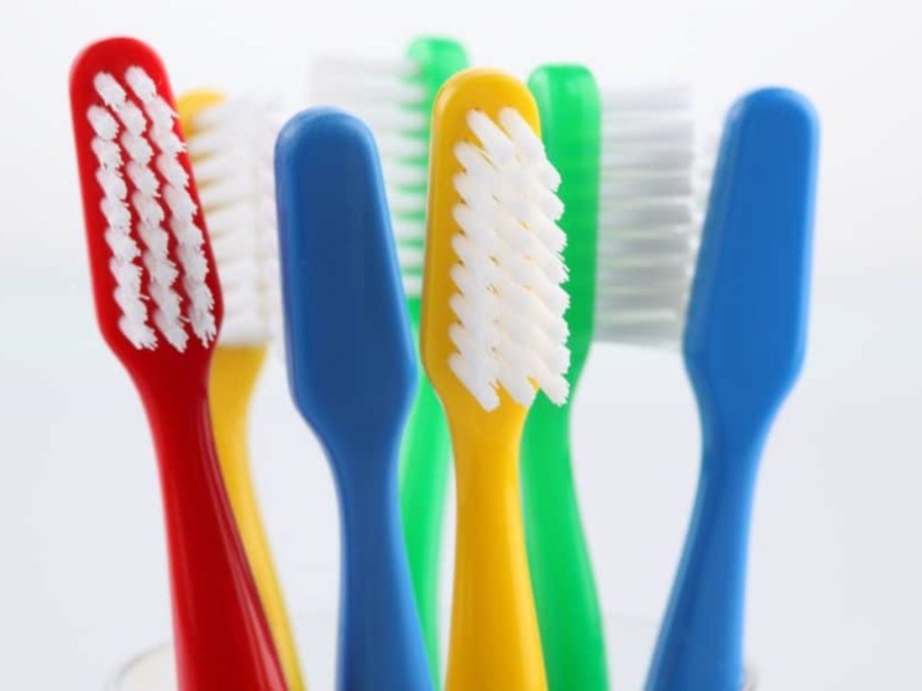 Os dentes devem ser escovados antes ou depois de tomar o café de manhã? Descubra