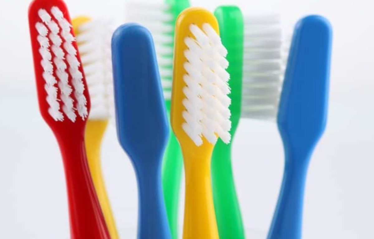 Os dentes devem ser escovados antes ou depois de tomar o café de manhã? Descubra