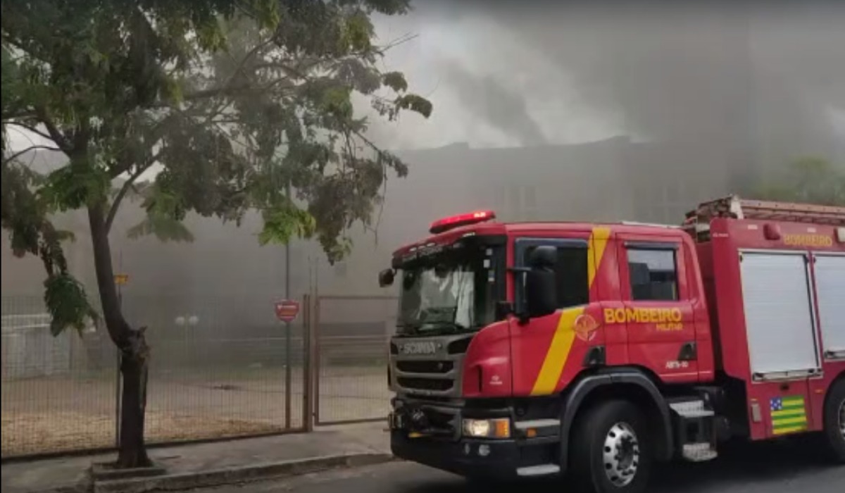 Imagem mostra veículo do Corpo de Bombeiros com cortina de fumaça preta vinda do incêndio. (Foto: Divulgação/Corpo de Bombeiros)