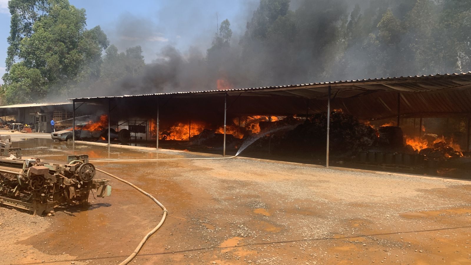 Empresa de tecidos pega fogo em Navegantes