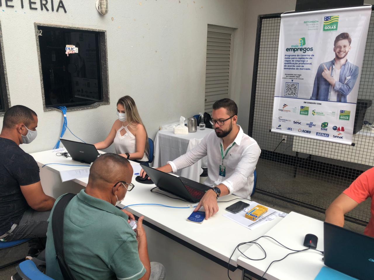 Imagem mostra jovem sendo atendido por profissional do Sine. (Foto: Divulgação/Governo de Goiás)