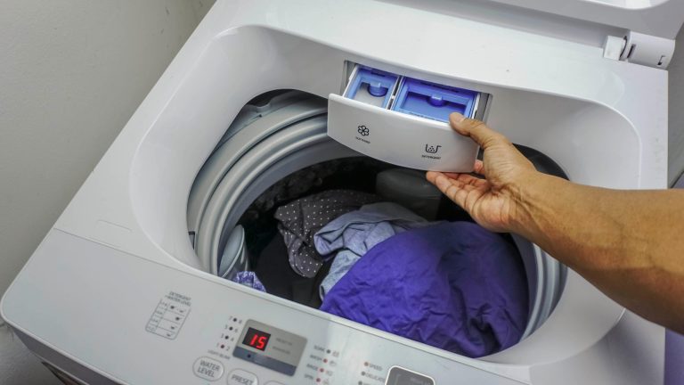 Afinal, por que a máquina de lavar costuma engolir as meias?