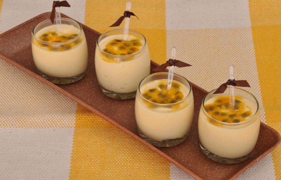 Receita de Mousse de Maracujá no Copinho: fica uma delícia e pronto ...