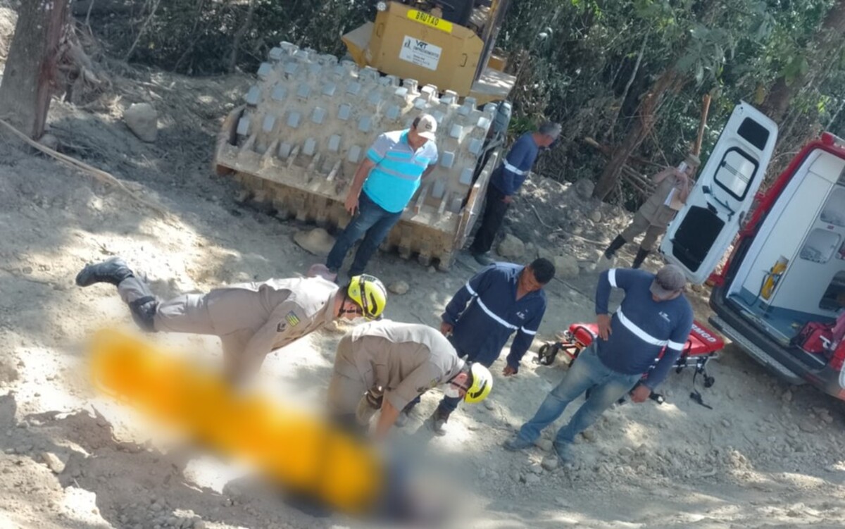 Vítima teria caído juntamente com a máquina no local em que trabalhava e foi atropelado pelo equipamento. (Foto: Reprodução)