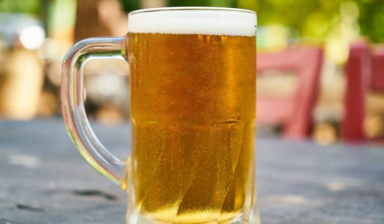 6 benefícios que tomar uma cerveja de vez em quando traz para a saúde e talvez você não sabia