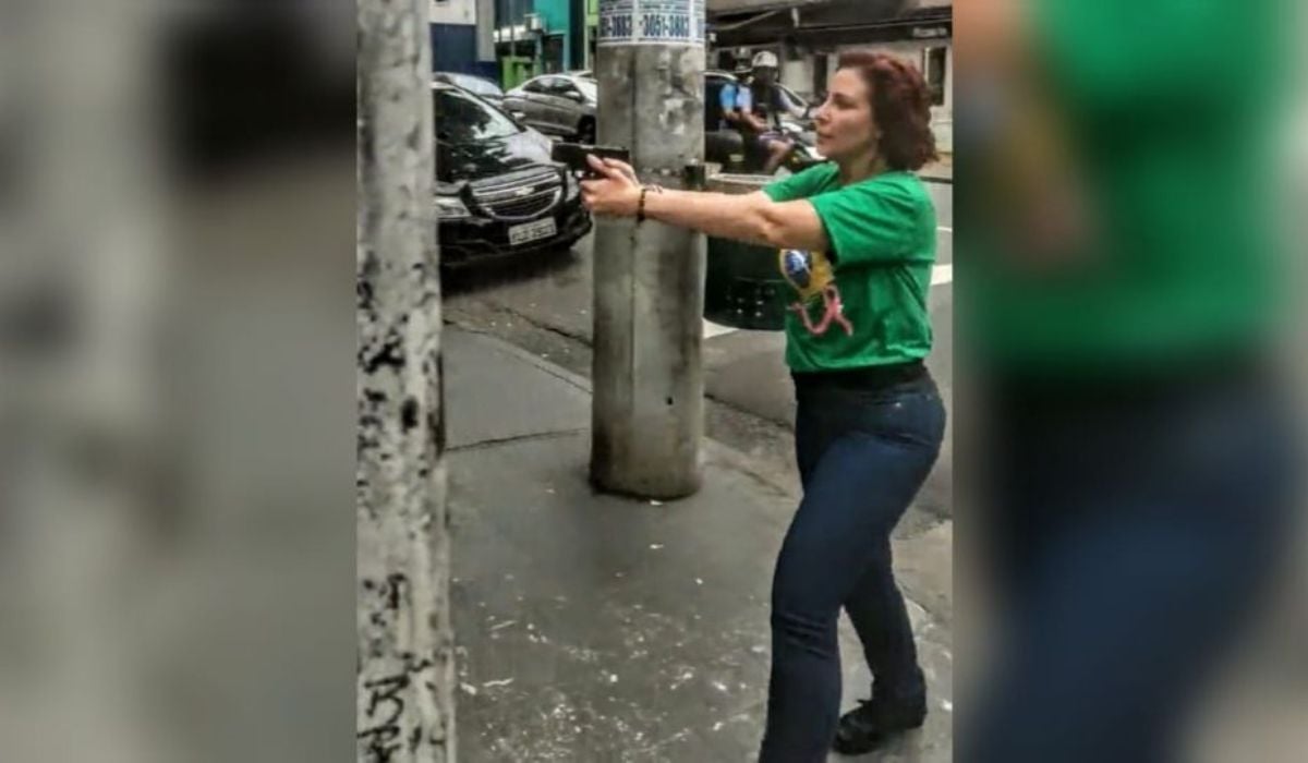 Carla Zambelli saca e aponta arma para pessoas em São Paulo