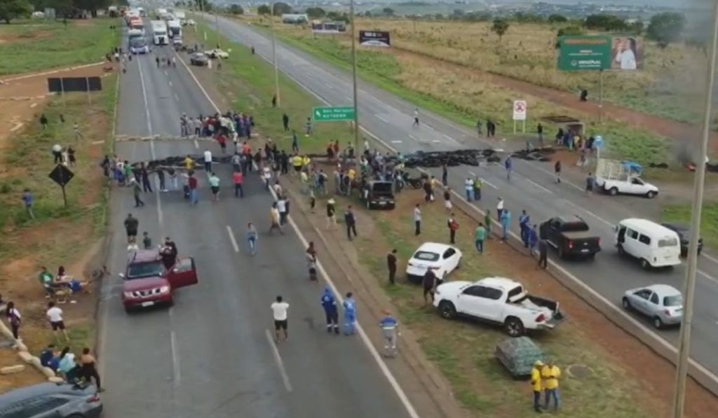 Protestos em rodovias de Goiás devem perder força até o fim desta segunda-feira (31)