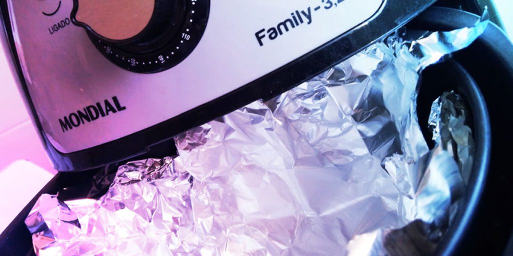 Descubra o que acontece quando se coloca papel alumínio na Airfryer