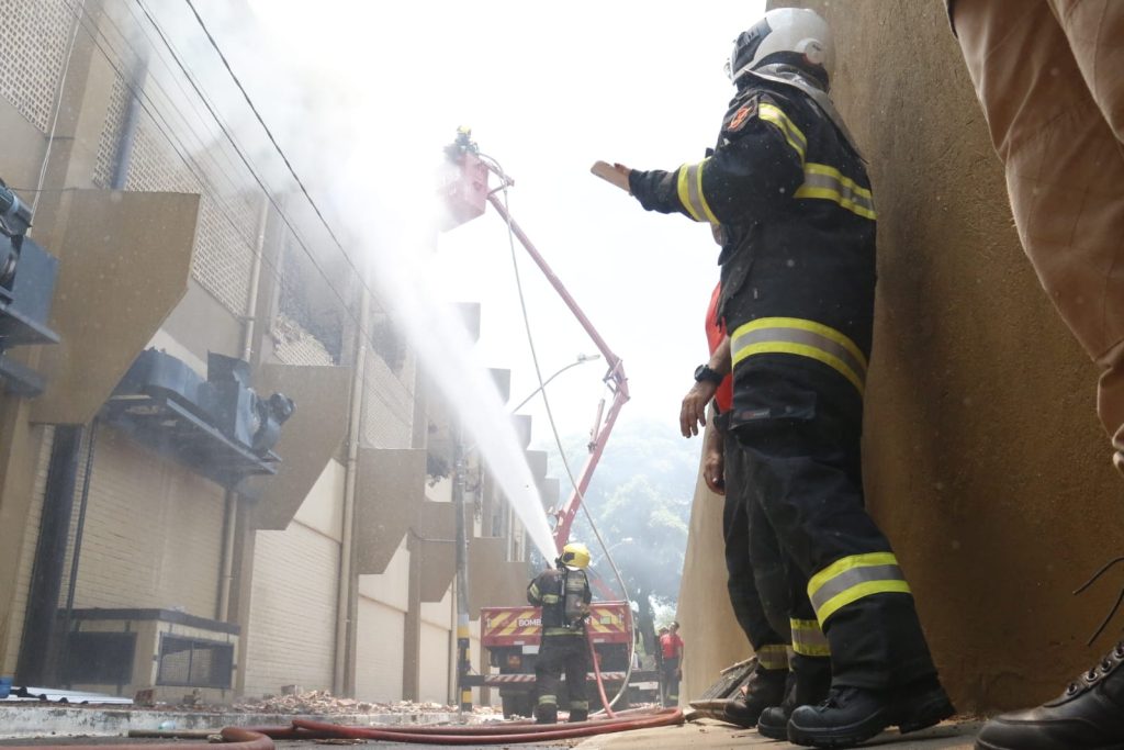 Incêndio no depósito do Supermercado Tatico é controlado após mais de um dia