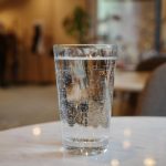 Onde colocar um copo com água e sal em novembro para atrair dinheiro, segundo o Feng Shui