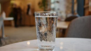 Onde colocar um copo com água e sal em novembro para atrair dinheiro, segundo o Feng Shui