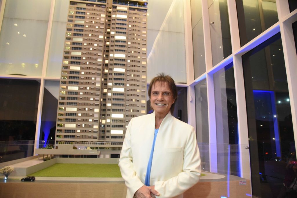 Veja como é por dentro o prédio luxuoso que o rei Roberto Carlos construiu em Goiânia