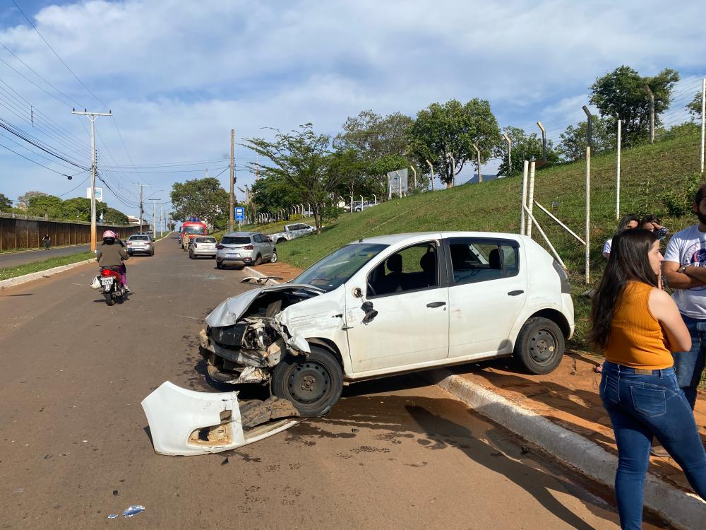 Ultrapassagem em alta velocidade causa acidente triplo em Anápolis