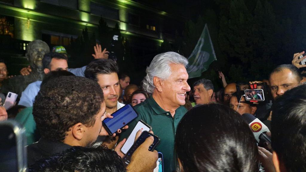 Ronaldo Caiado comemora vitória na praça Cívica, em Goiânia (Foto: Emilly Viana/Portal 6)