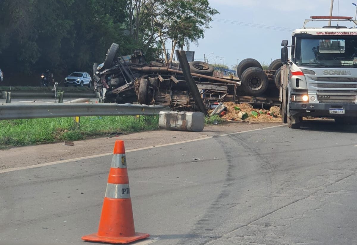 Acidente na BR-153 deixa trânsito lento e exige paciência de motoristas neste sábado (08)