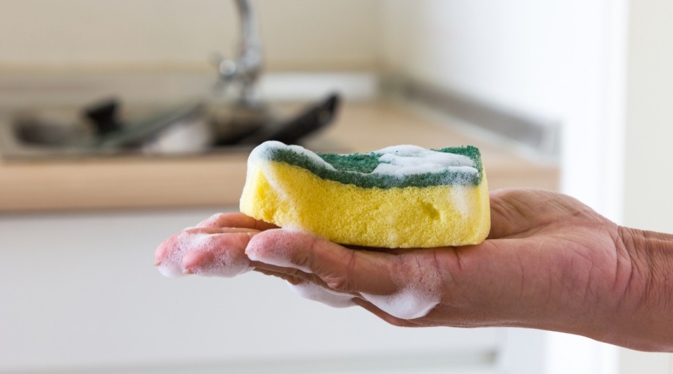 Esta é a maneira correta de usar a esponja de lavar louça e poucos conhecem
