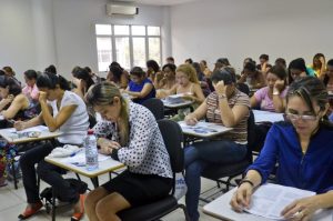 Sala de aula durante prova de concurso.