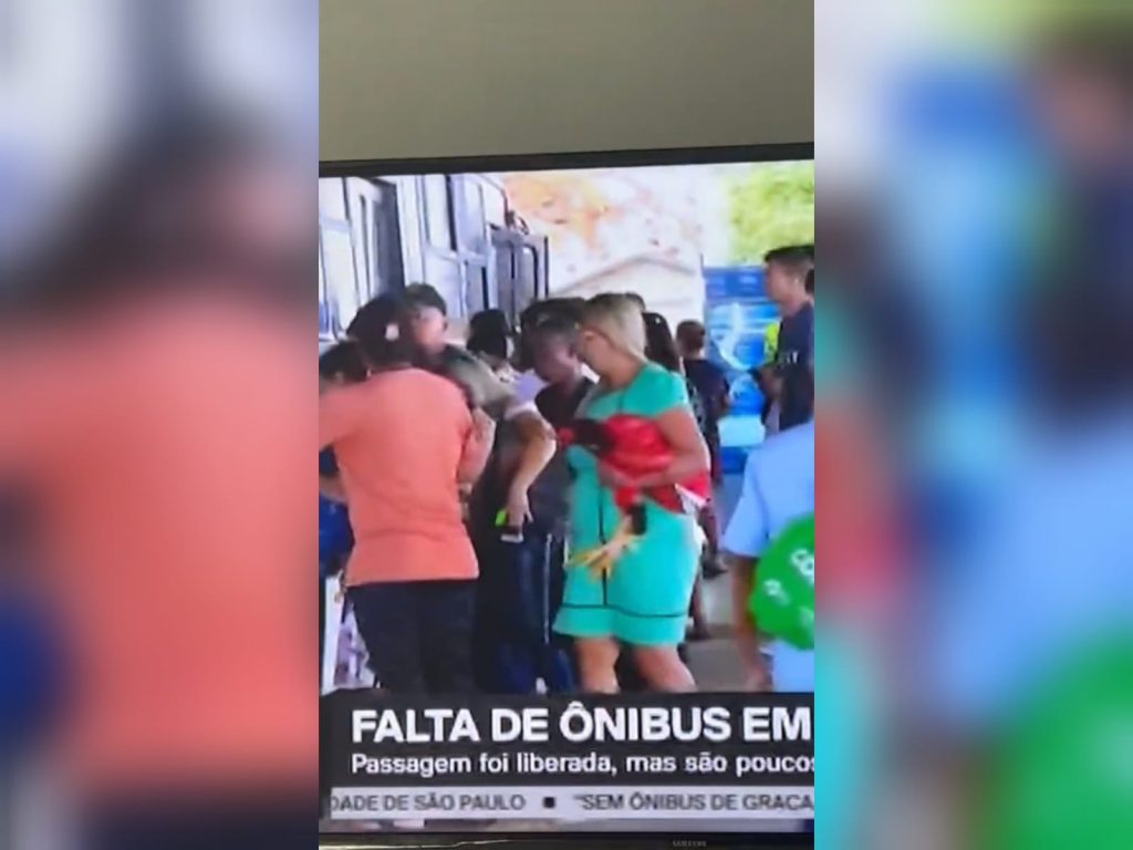 Mulher chama atenção ao ir ao votar de ônibus com galinha vermelha no colo em Goiânia