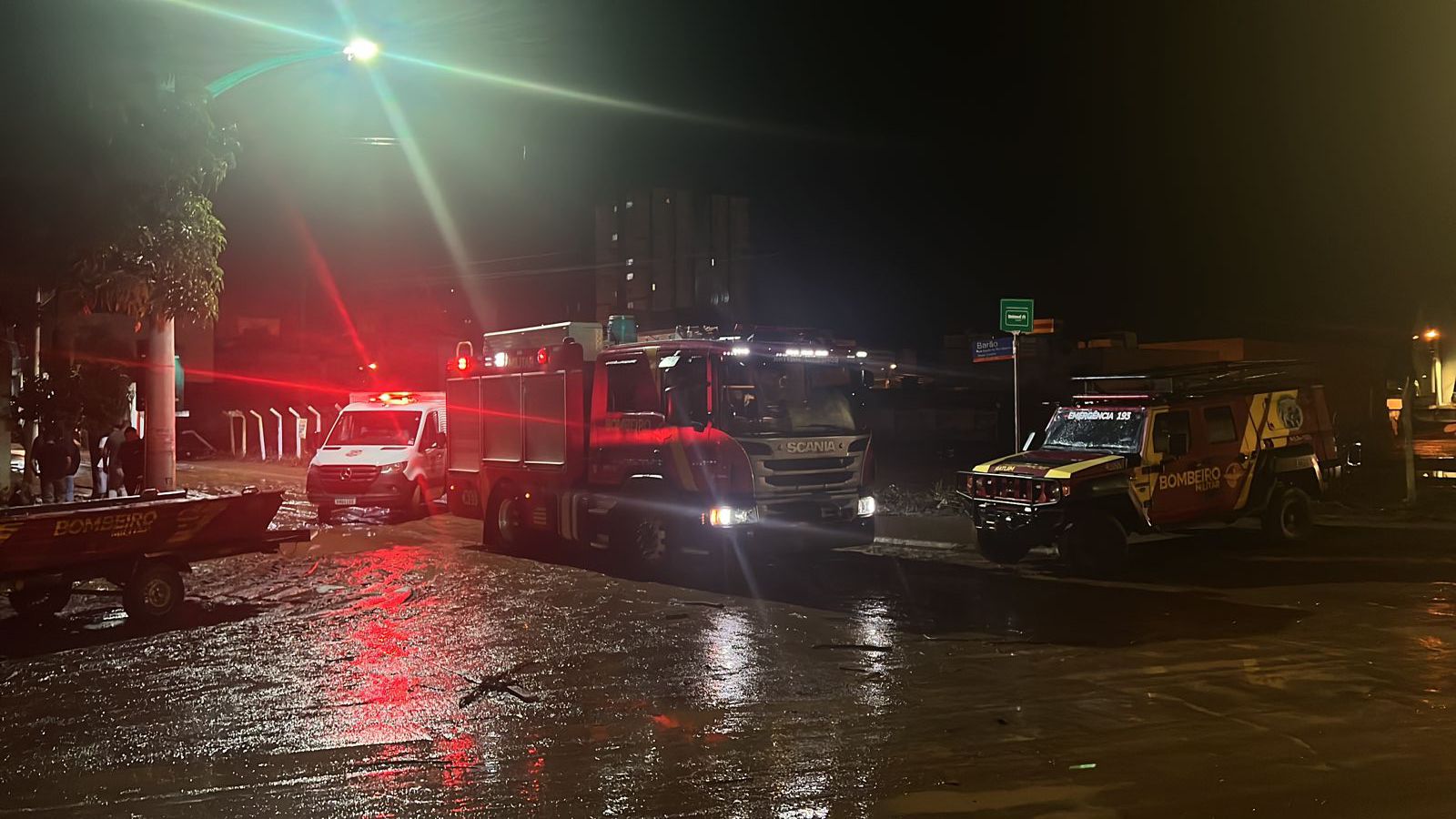 Corpos são encontrados após chuva que inundou Centro de Anápolis; motorista está desaparecido