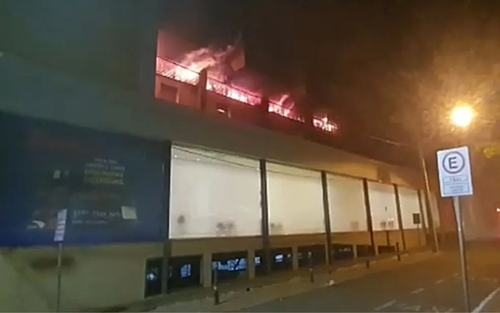 Incêndio atinge depósito de supermercado na madrugada em Goiânia