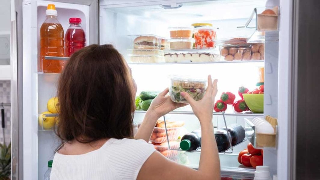 Entenda por que é perigoso deixar os alimentos dentro do saco na geladeira