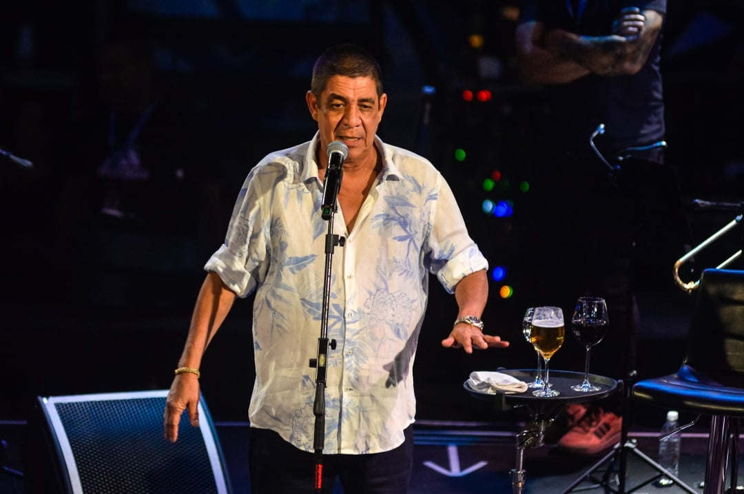 Nervoso, Zeca Pagodinho bebe dois copos de cerveja de uma vez para relaxar na Sapucaí