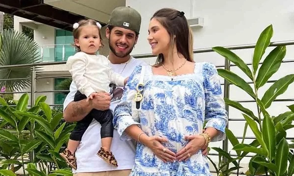 Imagem mostra Zé Felipe segurando Maria Alice ao lado de Virginia Fonseca. (Foto: Reprodução)