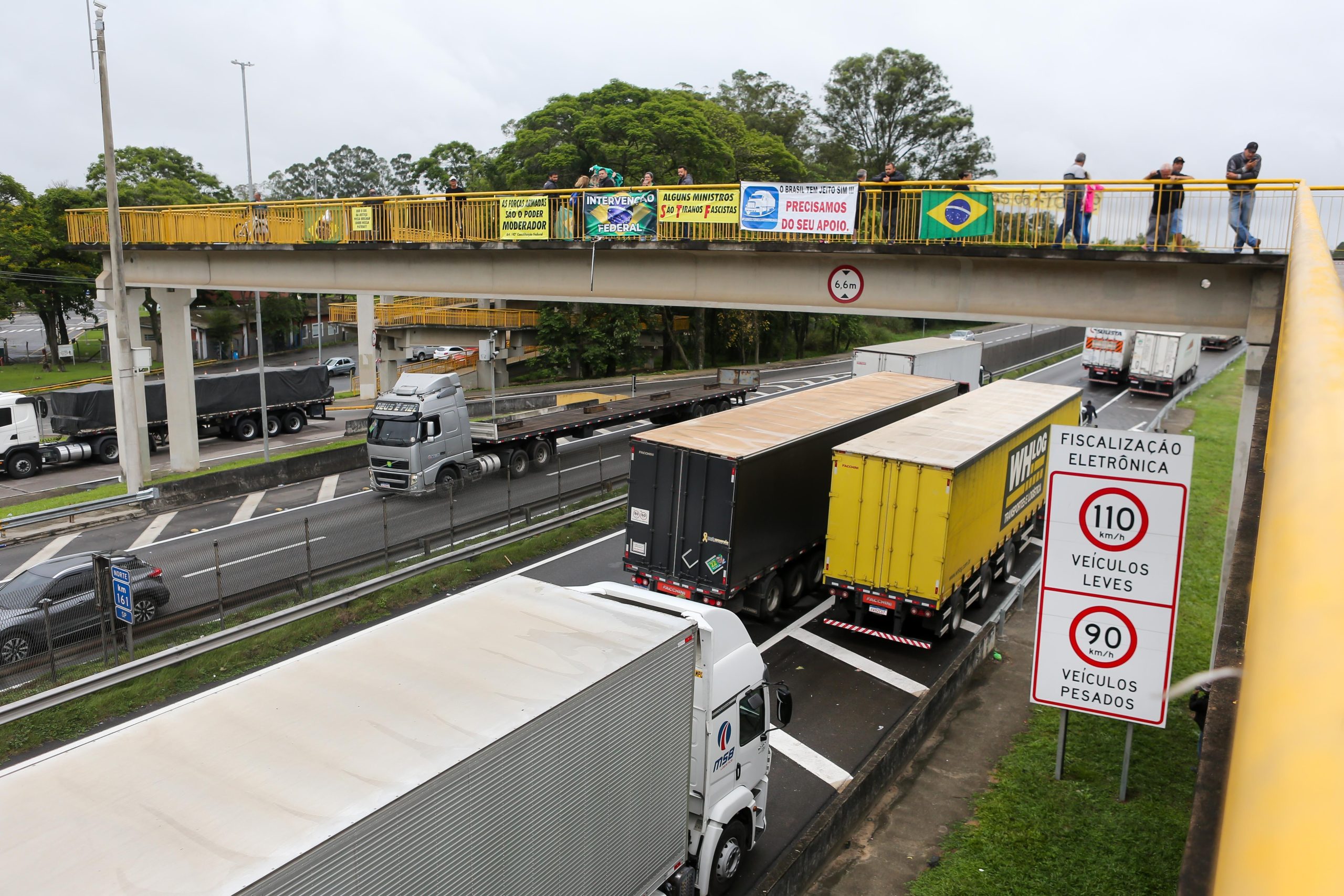 Estados com bloqueios golpistas em rodovias caem para 14