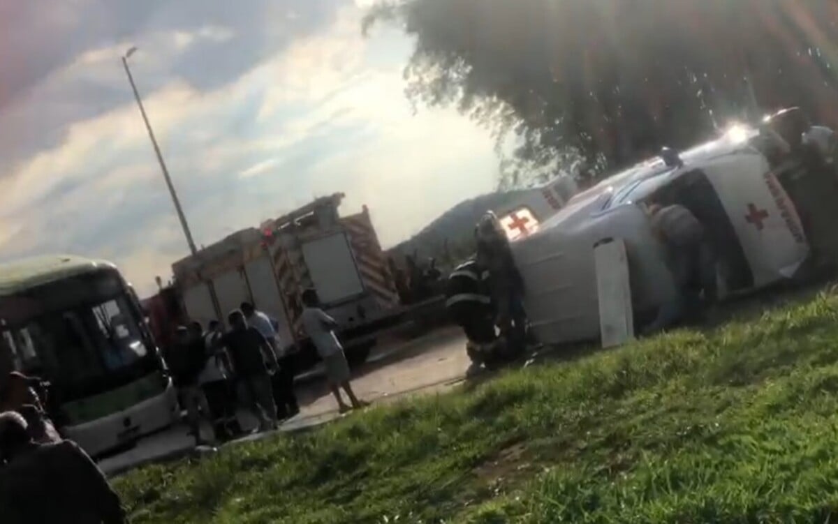 Duas pessoas morrem em acidente envolvendo ambulância, moto e ônibus, em Goianira