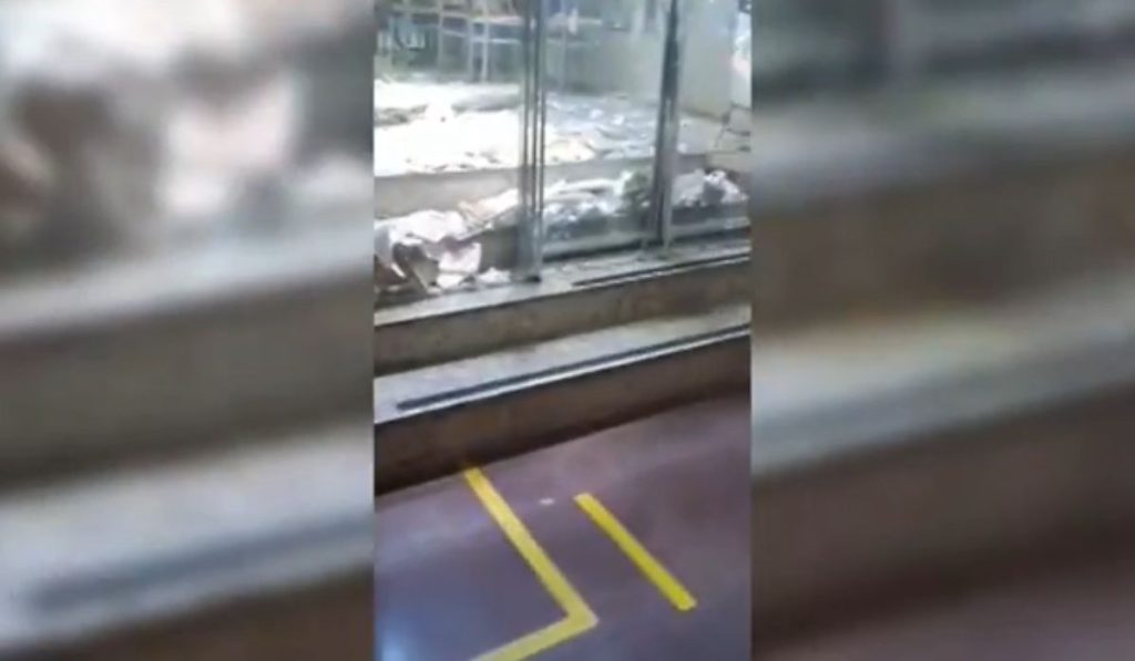 Teto desaba em colégio