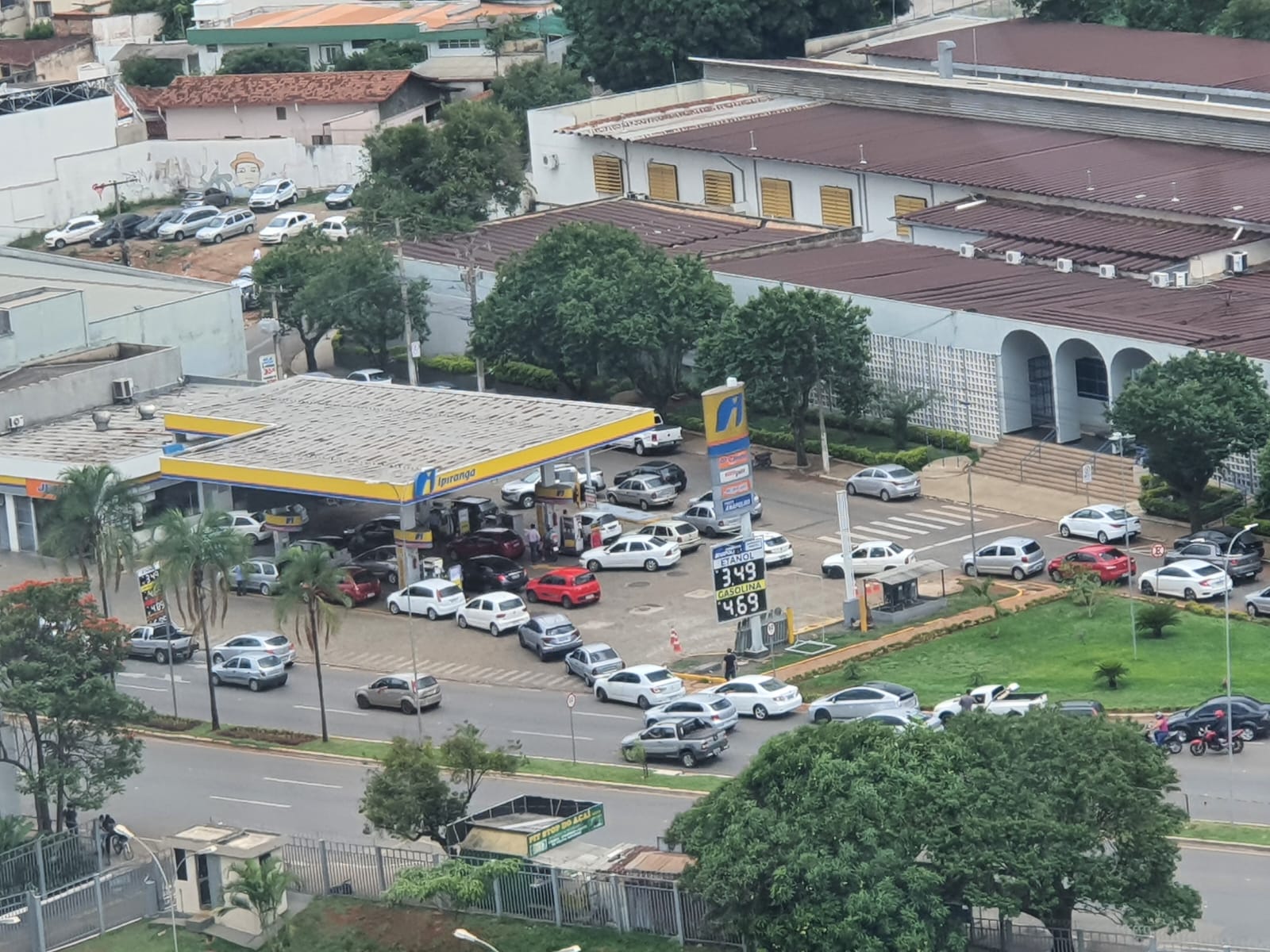 Postos de combustíveis de Anápolis estão enfrentando filas de motoristas em busca de combustíveis. (Foto: Portal 6\ Isabella Valverde)