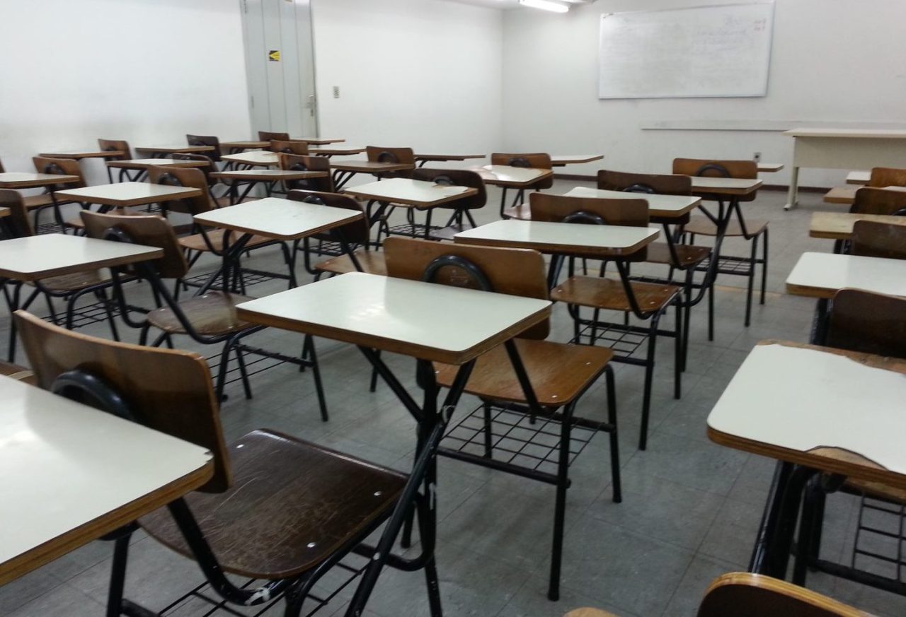 Em Goiás, aluno bate no bumbum da professora e ela não deixa barato