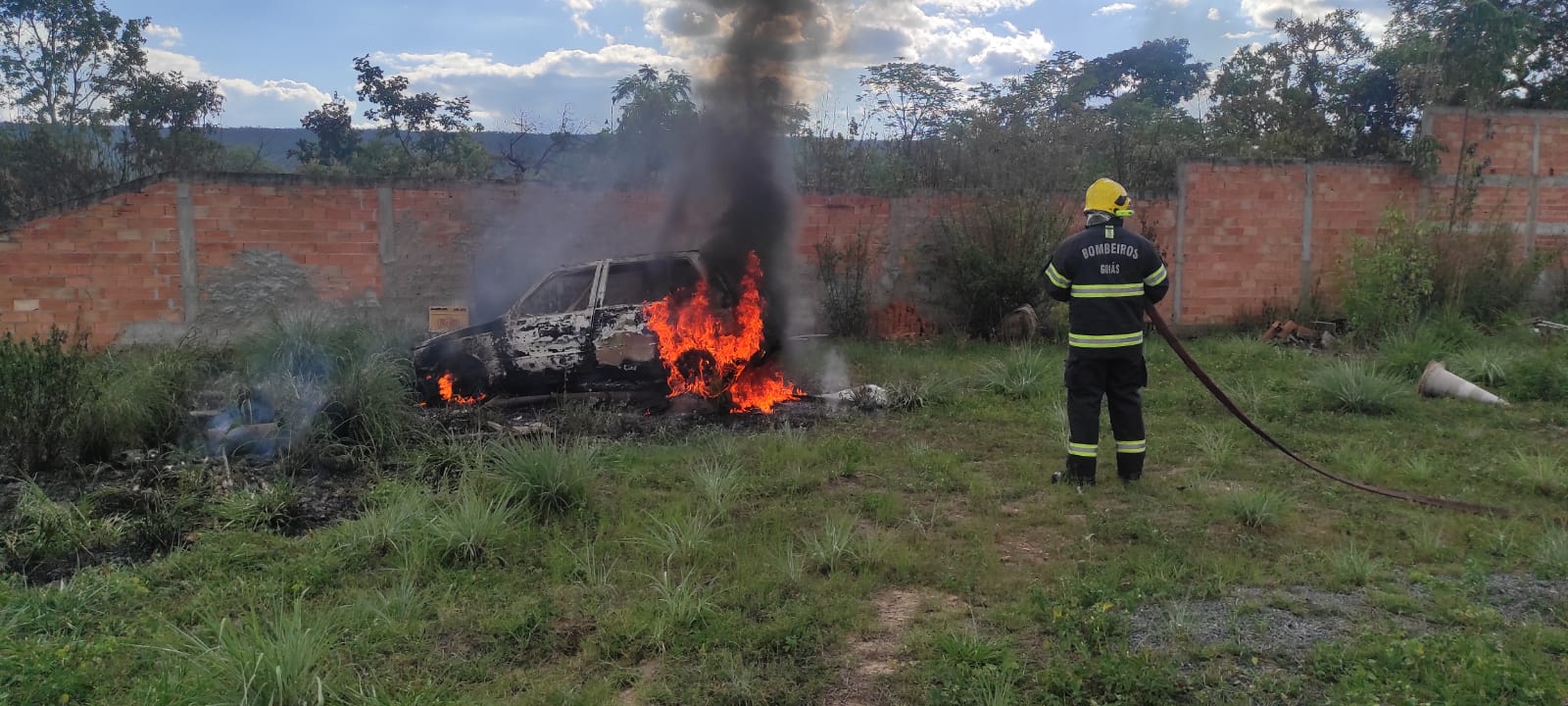 Carro em chamas em terreno baldio. (Foto: Corpo de Bombeiros)